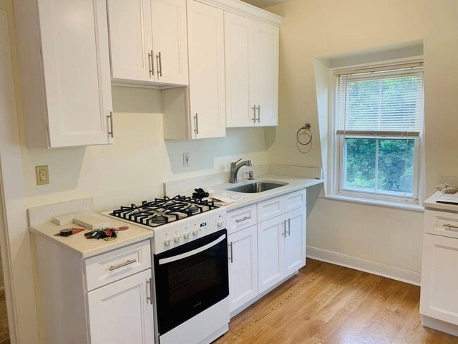 Foto del edificio - 145 Carpenter Ave