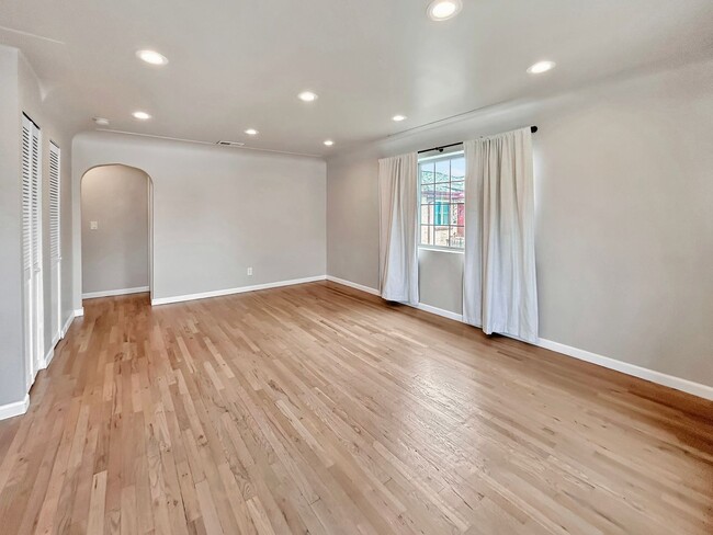 Foto del edificio - SLOAN'S LAKE: 2-BEDROOM UNIT WITH HIGH-END...