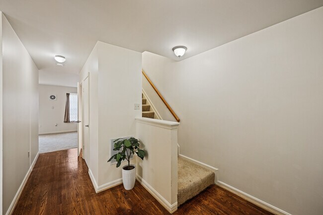 Building Photo - 622 Milford Ct