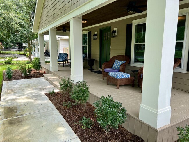 Building Photo - 140 Horry St SE