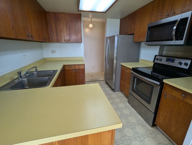 Building Photo - Jaw dropping views from this large 1,644 s...