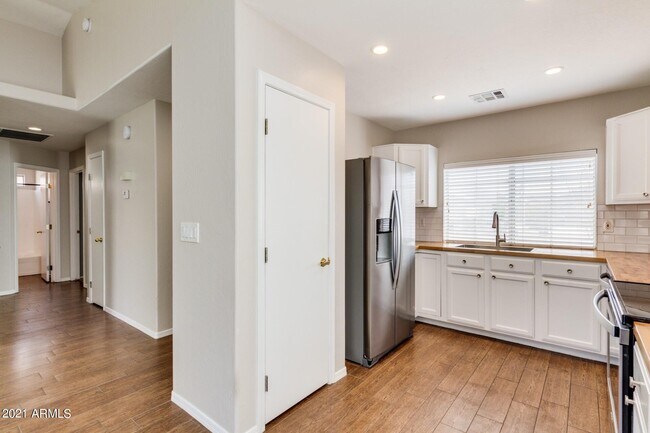 Building Photo - 856 E Saragosa St
