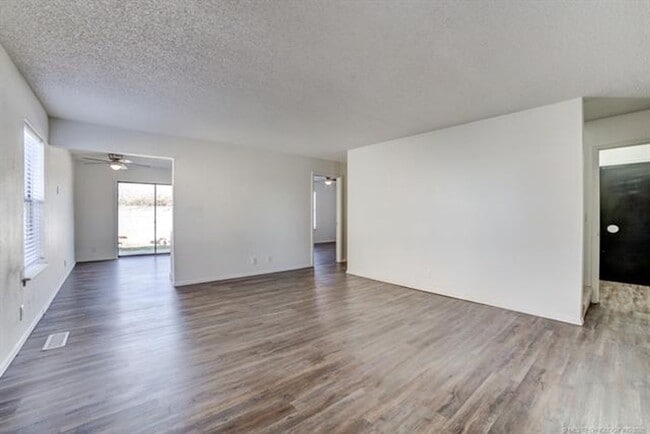 Building Photo - 3 Bed 2 Bath 2 Car Garage in Highly Desired Jenks Schools