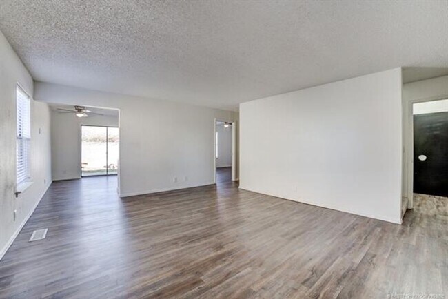 Foto del edificio - 3 Bed 2 Bath 2 Car Garage in Highly Desired Jenks Schools