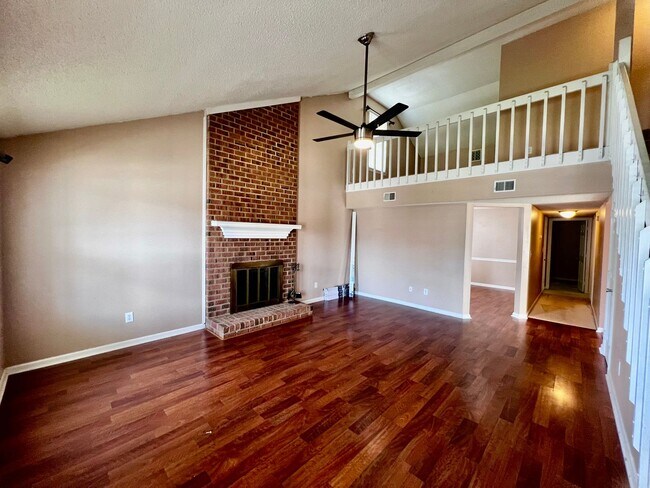 Foto del edificio - Spacious 3BR Single-Family Home with Open Loft & Open-Concept Living