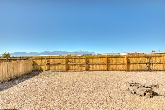 Building Photo - 3 bed 2.5 bath, 2 car/ Close to AFB