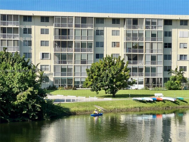 Foto del edificio - 2855 Leonard Dr