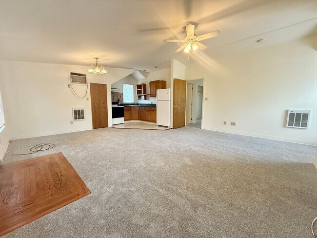 Foto del edificio - Spacious 1-Bedroom Apartment with Private ...