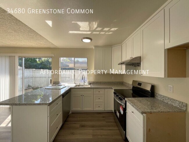 Foto del edificio - 34680 Greenstone Common