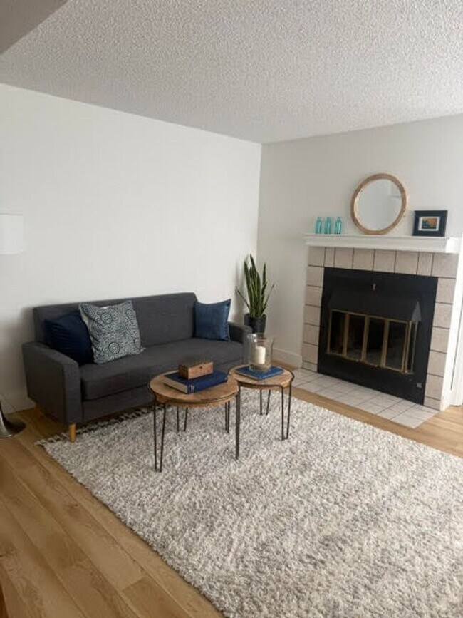 Foto del edificio - 4799 White Rock Cir