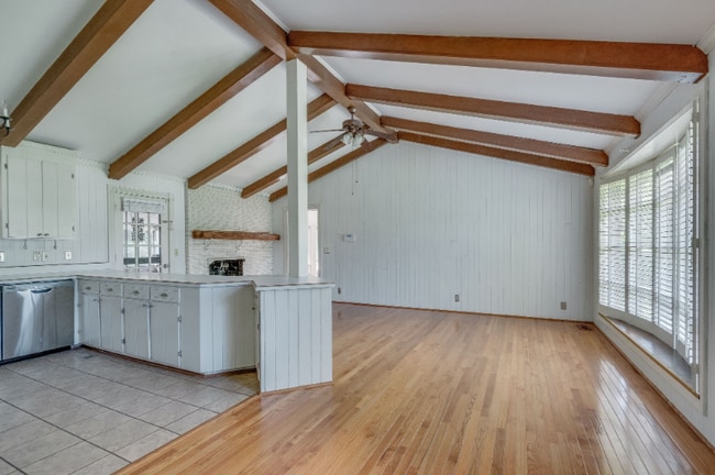 Photo - 327 Westchester Dr House