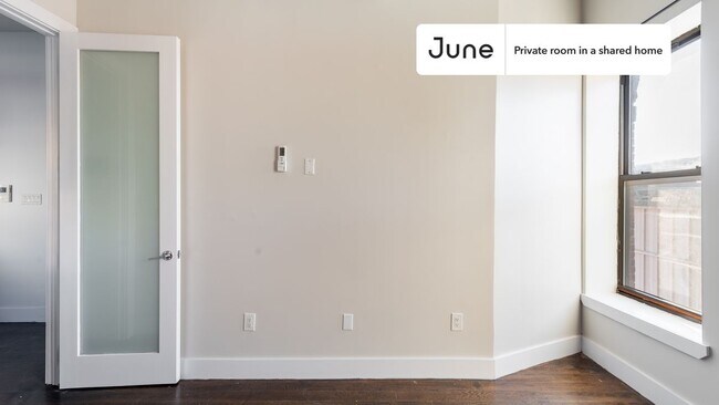 Building Photo - Private bedroom in 4 bed/2 bath Home