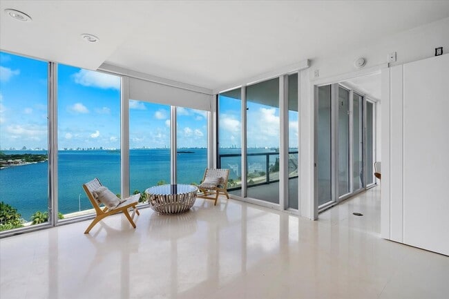 Foto del edificio - 601 NE 36th St