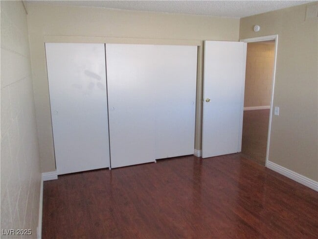 Building Photo - 2933 E Elm Ave