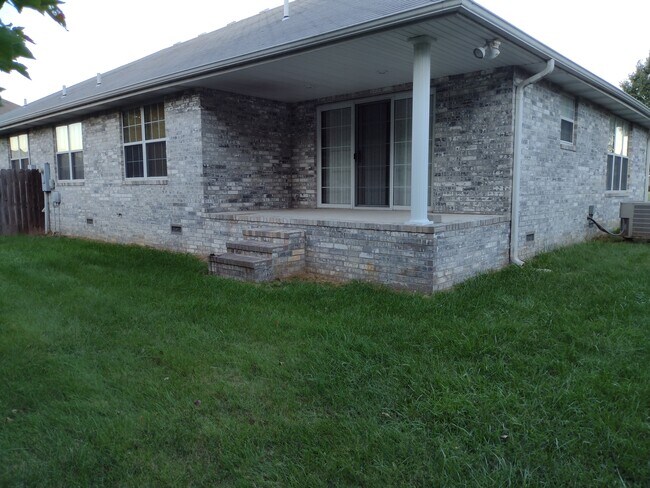 Foto del edificio - 1319 Deadra Dr