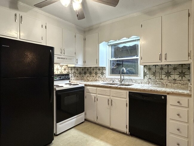 Building Photo - Light-Filled 3BR Home with Wraparound Deck, Convenient to Town