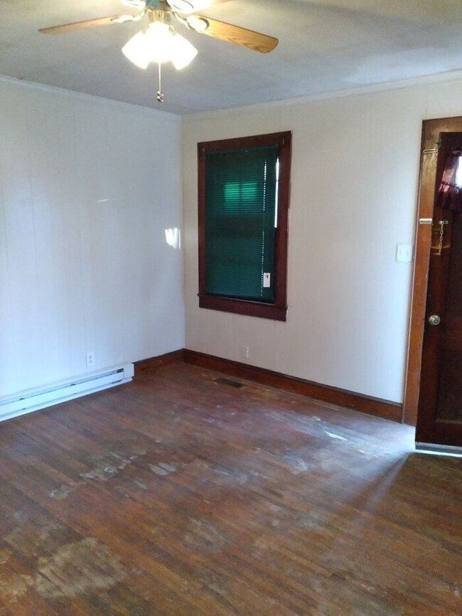 Building Photo - Adorable duplex ready and waiting for you!