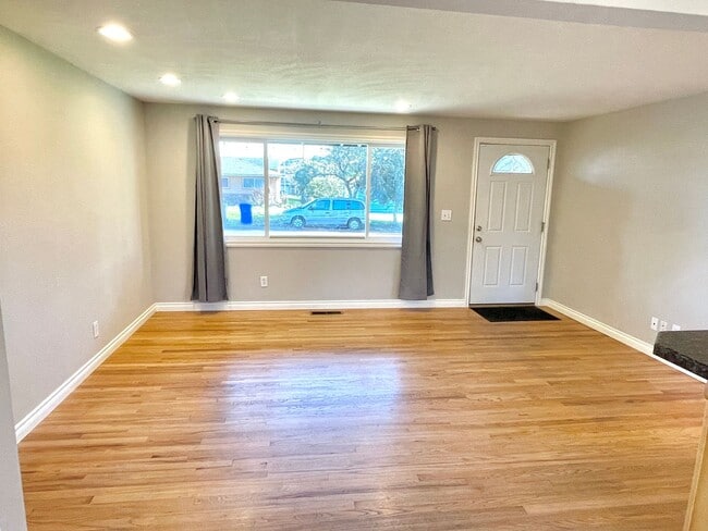 Foto del edificio - Brentwood-Darlington, 3 bed, 1 bath ranch with large, fenced yard