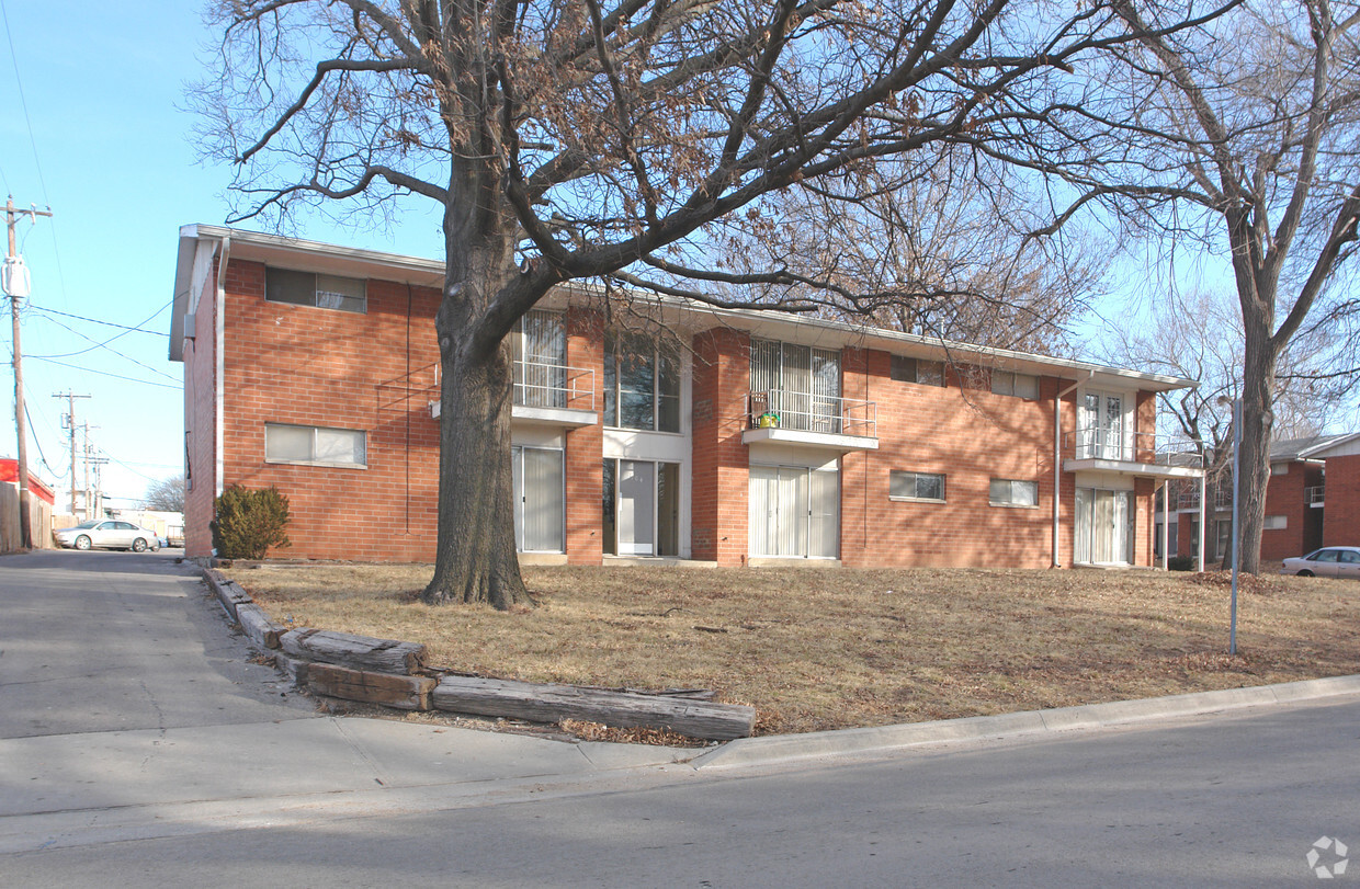 Primary Photo - Crescent Heights Apartments