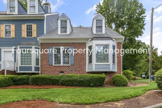 Building Photo - End Unit Town Home | 2nd Floor Loft | Wash...