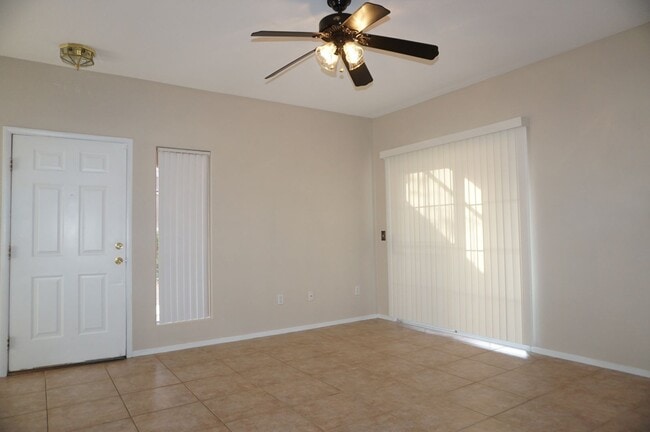 Building Photo - Amazing 2 BD 2 BA Condo in a Gated Community