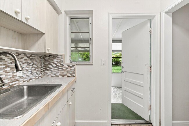Building Photo - 2920 SW 38th Ct