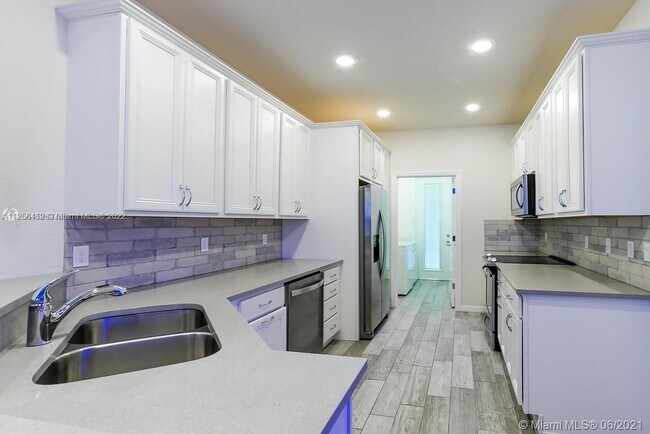 Foto del edificio - 4860  Eucalyptus Dr  1 Hollywood Fl 33021