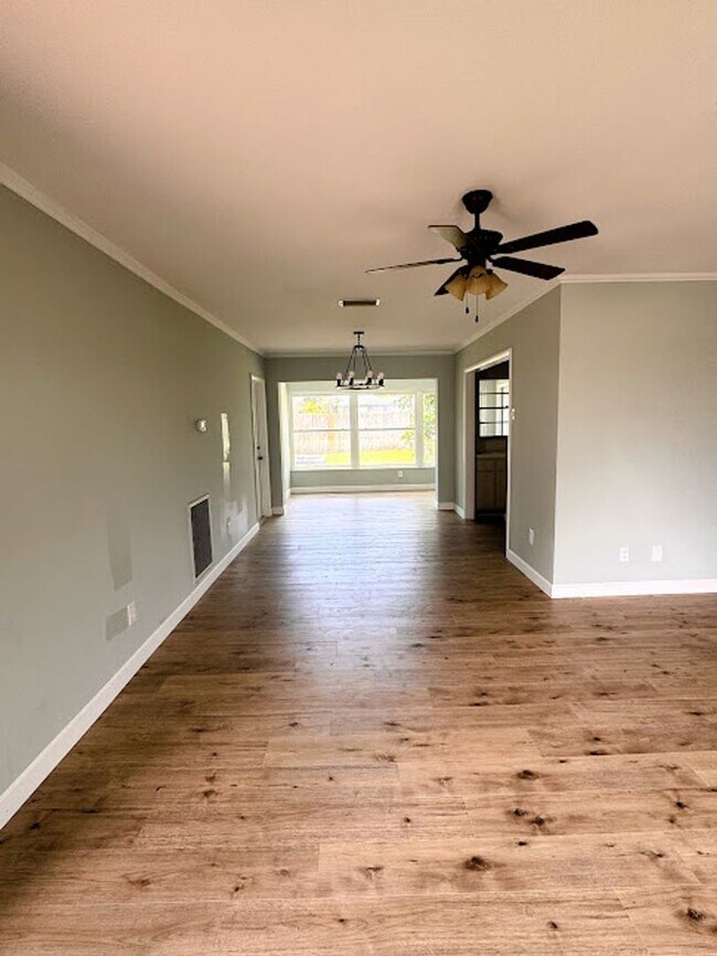 Foto del edificio - Stylish Seminole Condo with Private Garage in Chateaux de Bardmoor 55+ Community - AVAILABLE MAY 3RD