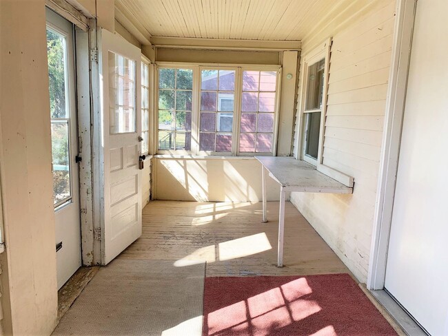 Building Photo - Centrally located 3 bedroom