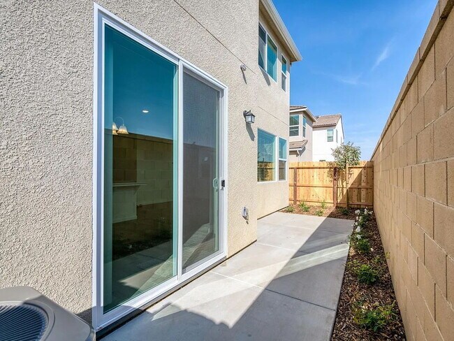 Foto del edificio - NEW! Modern, Wilson Home. 3 bedrooms / 2.5-bathroom single-family home in a quiet gated community...