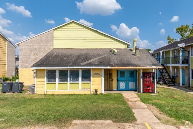 Laundry Center - Woodscape Apartments