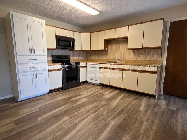 Building Photo - 1102 Chapel View Dr