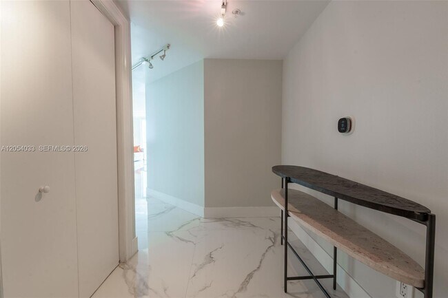 Foto del edificio - 325 S Biscayne Blvd