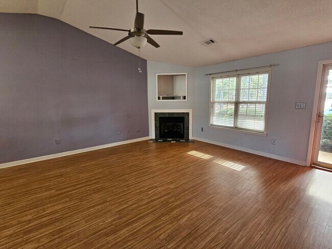 Building Photo - 21 Flower Break Rd