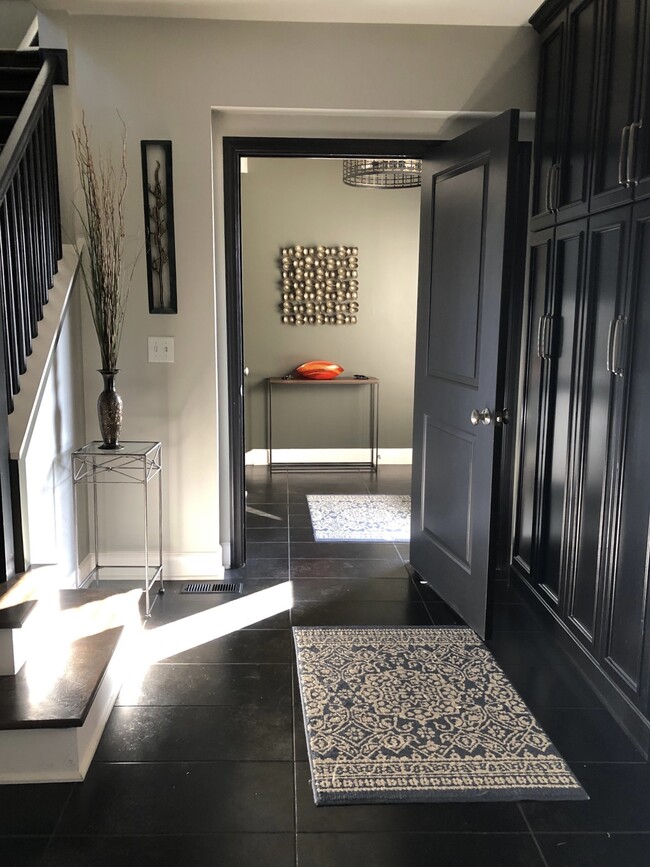 Foto del edificio - 2430 N Lake Dr