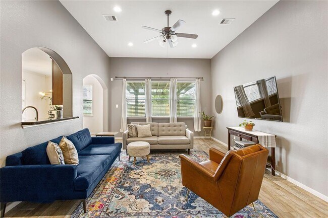 Building Photo - 637 Rocky Hollow Ln