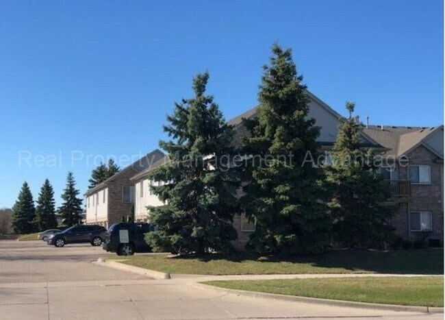 Building Photo - Spacious 2 Bed Condo with Attached Garage