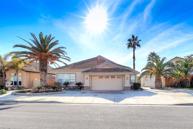 Building Photo - OPEN FLOOR PLAN WITH SIDEYARD PARKING AND WONDERFUL REAR DECK WITH OVERHANG