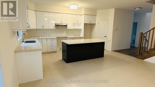 Building Photo - 3773 Sunbank Cres