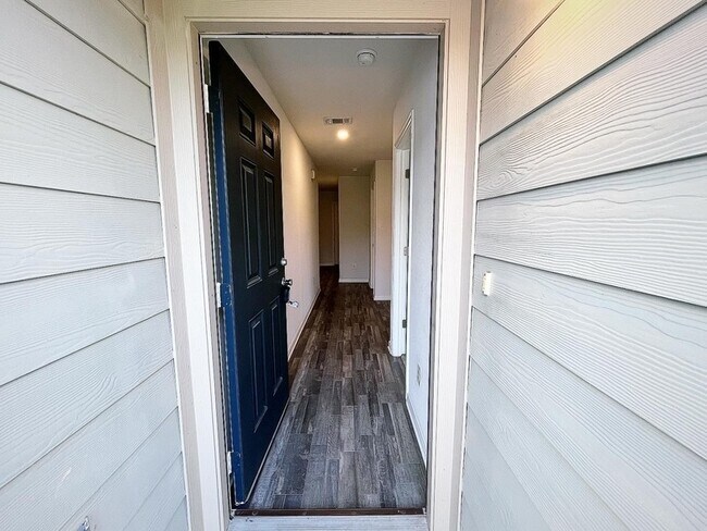 Building Photo - 15717 Del Norte Dr