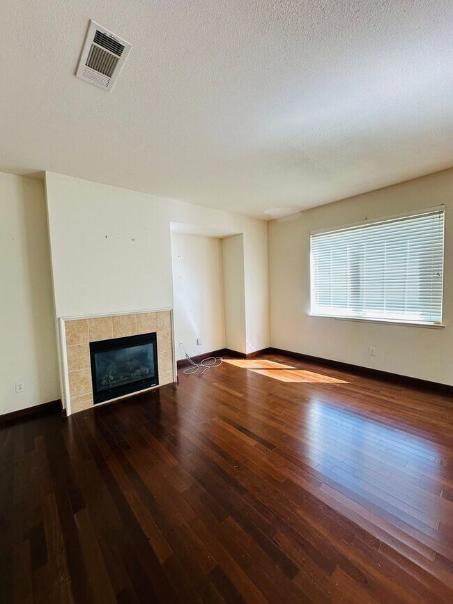 Foto del edificio - Beautiful 3 Bed, 2.5 Bath Home with Garage, Spacious Layout & Private Yard in Desirable Hercules ...