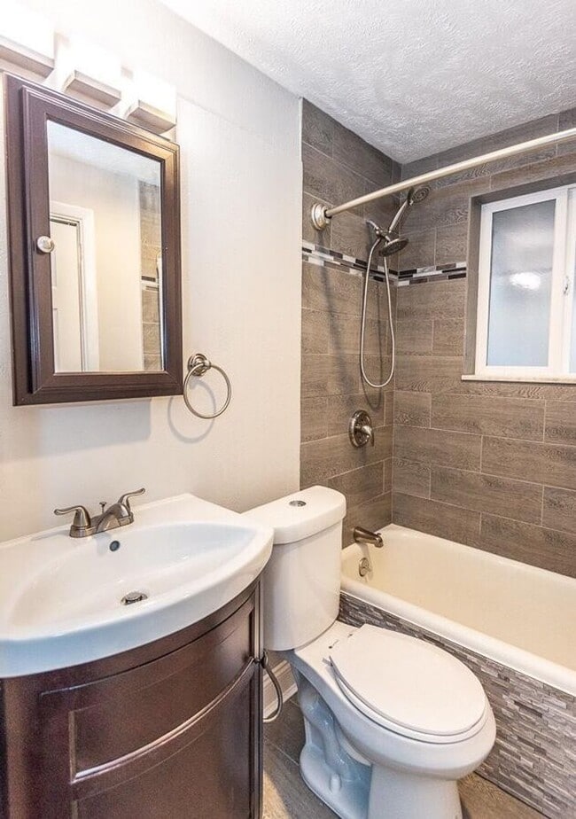 Foto del edificio - Stunning 5 bedroom home in Brookline available May 1!