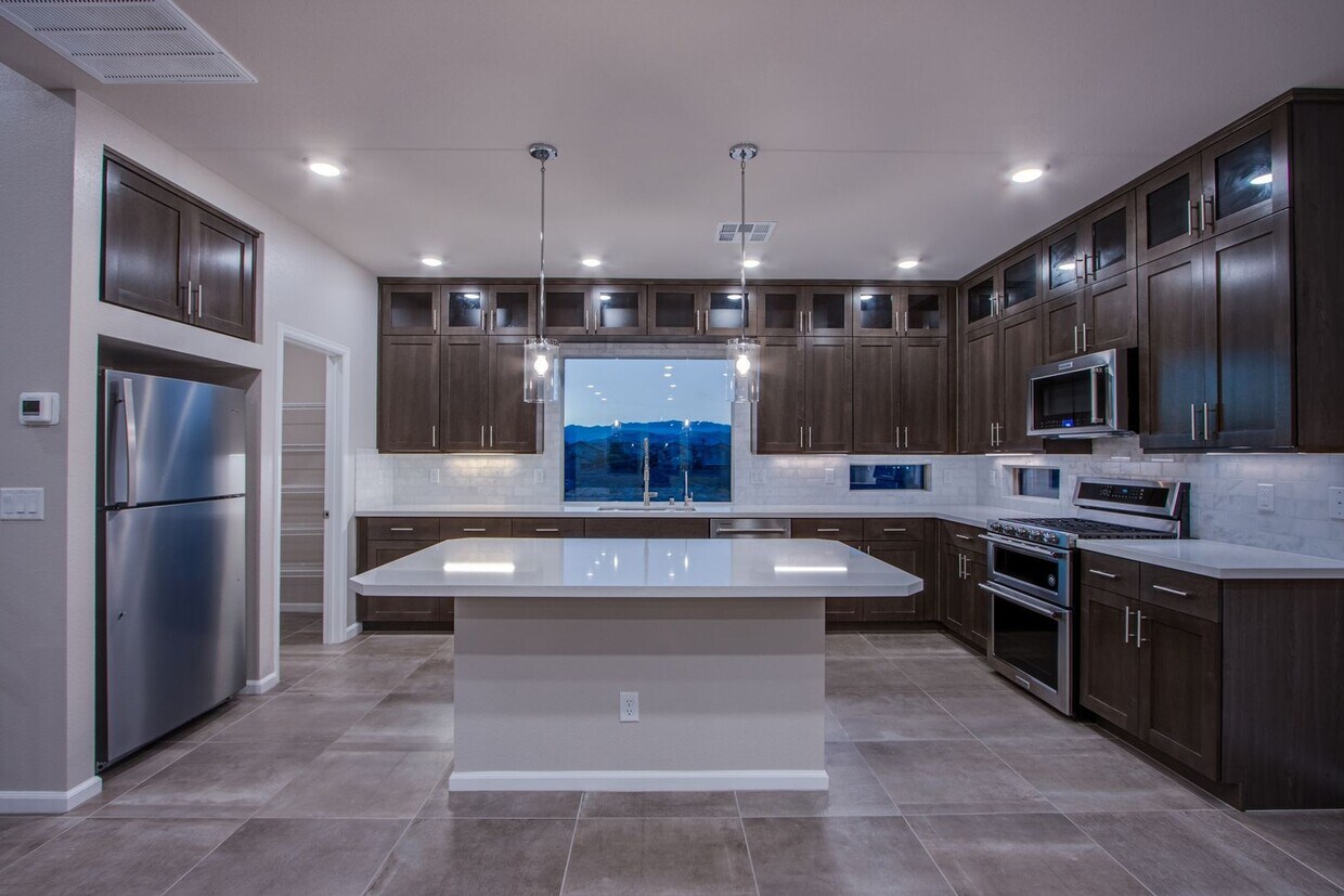 Primary Photo - Beautiful 4 bedroom 3.5 bathroom home in S...