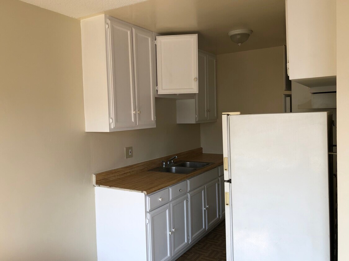 kit - 716 W 81st St