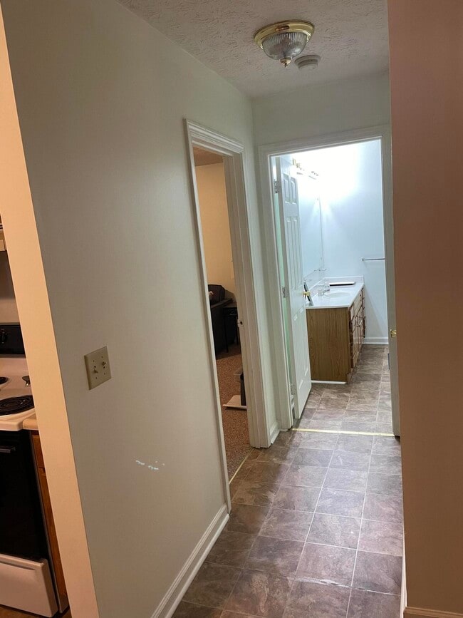 Building Photo - 207 Elm St