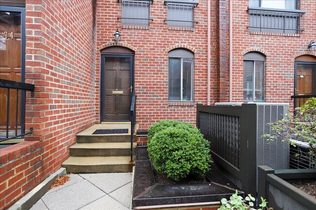 Building Photo - Updated townhome in popular Paper Mill Cou...