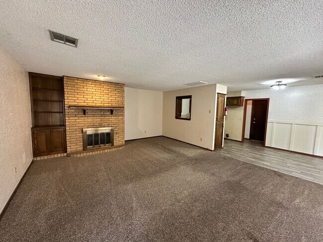 Foto del edificio - For Rent: Spacious 3 Bed, 2 Bath Duplex in...