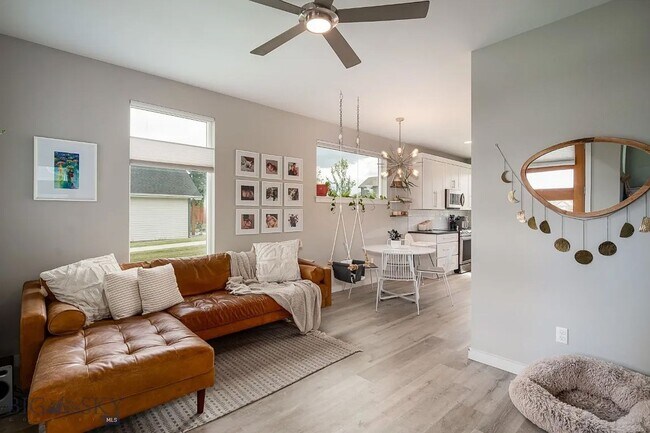 Foto del edificio - Charming Three Bedroom Home with Large Fen...