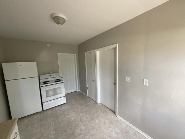 Building Photo - 9584 Ridge Road #01