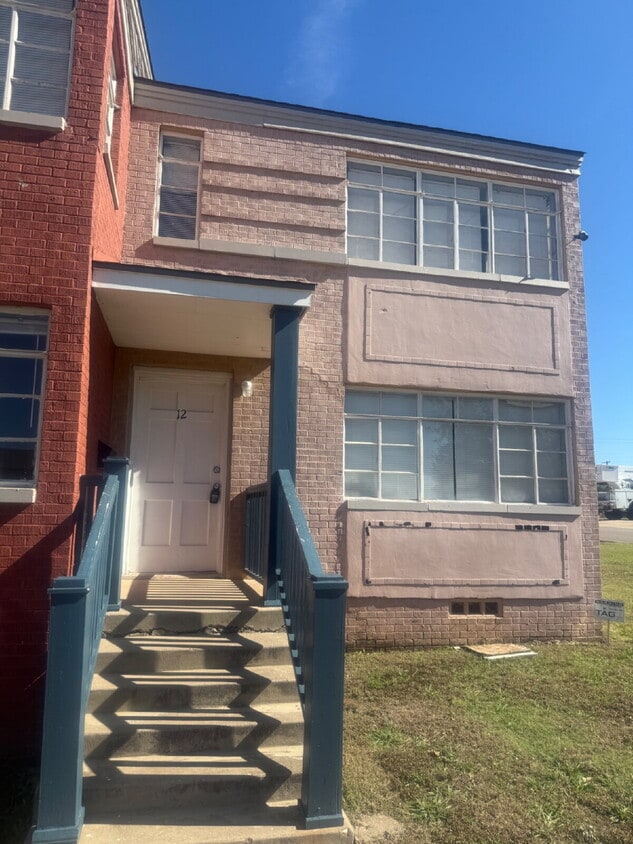 2-Bedroom Townhome with Wood Floors - 2-Bedroom Townhome with Wood Floors